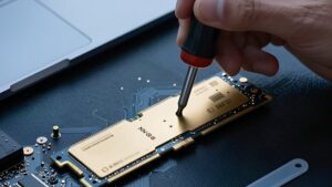 Установка современного накопителя в ноутбук для обзора лучших SSD для апгрейда ноутбуков в 2026 году